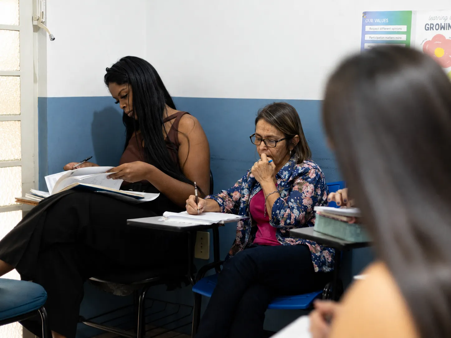 Alunas estudando em sala de aula na Ápice