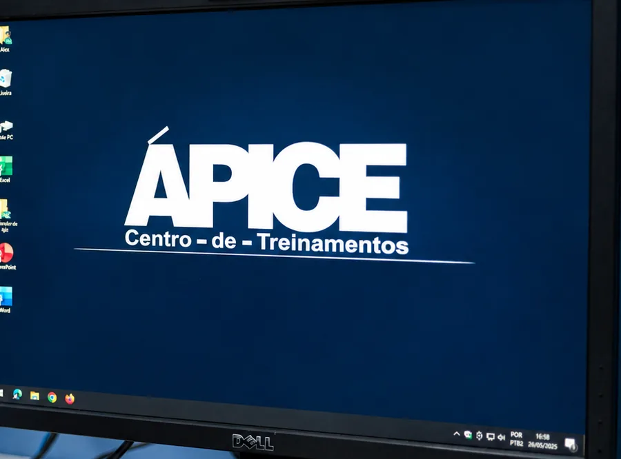 Monitor com logo da Ápice no laboratório de informática