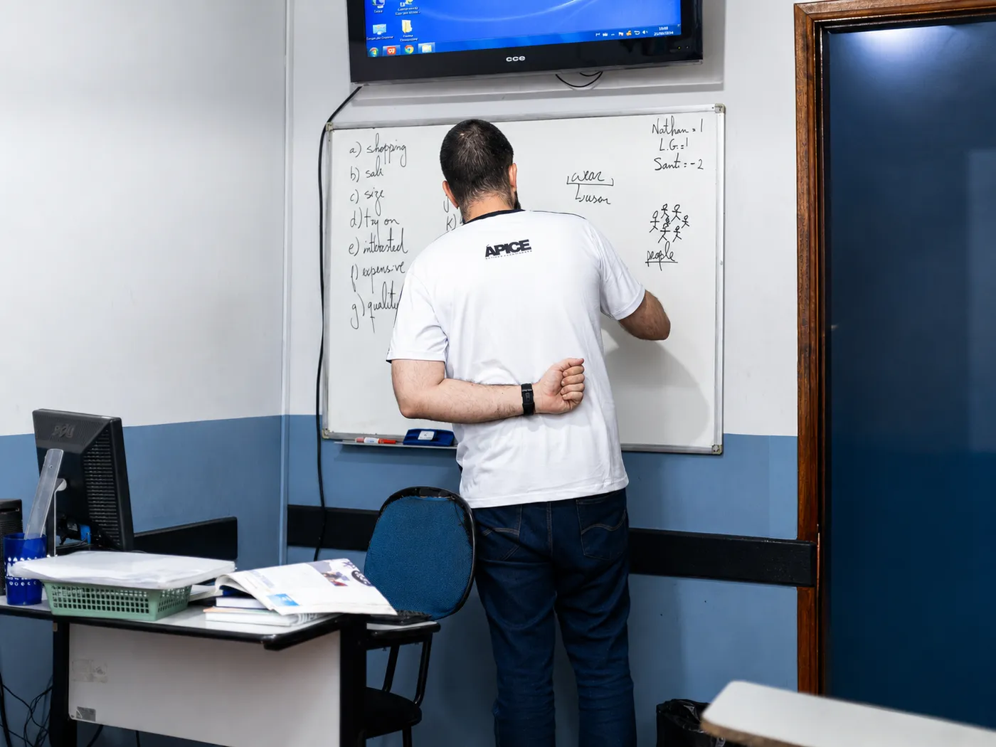 Professor da Ápice em aula no quadro