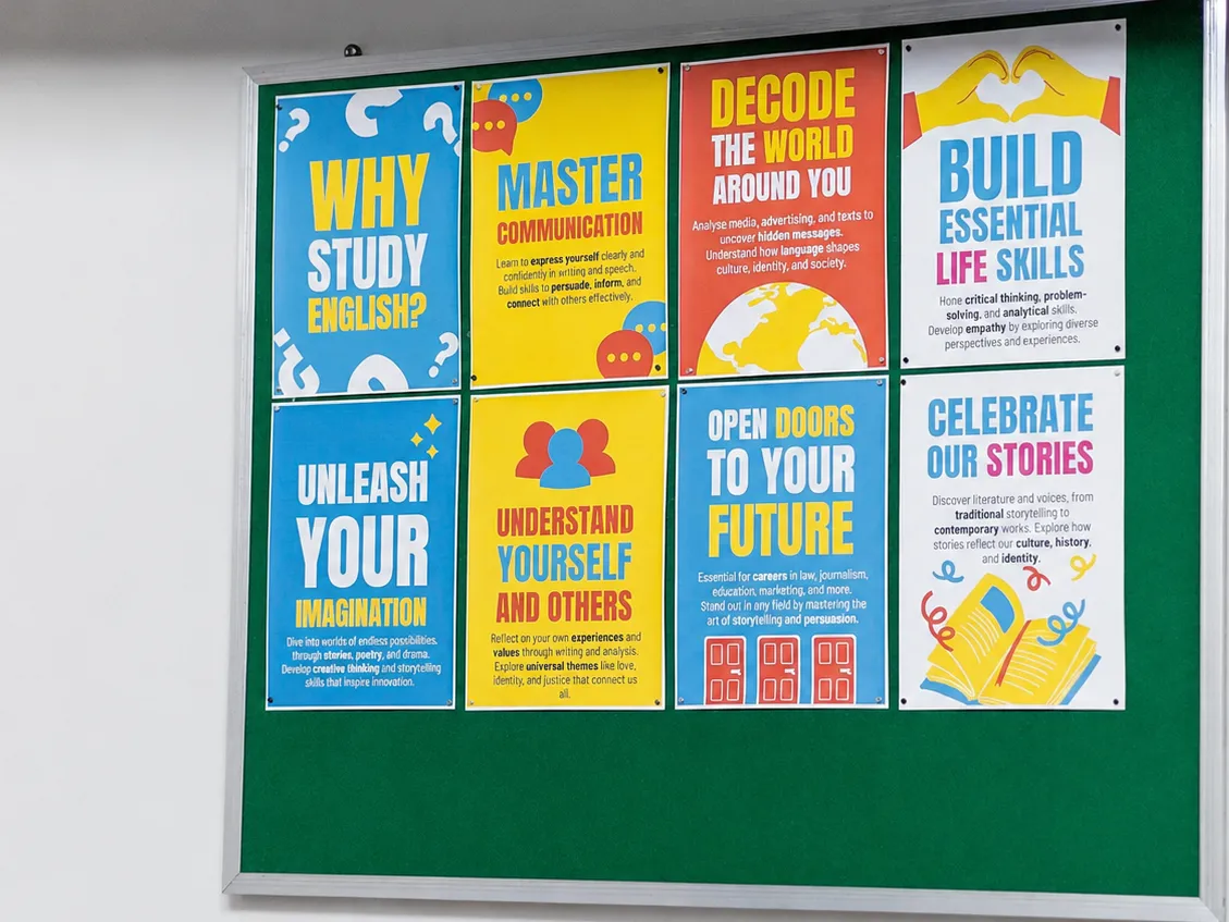 Quadro com cartazes motivacionais de inglês na sala da Ápice